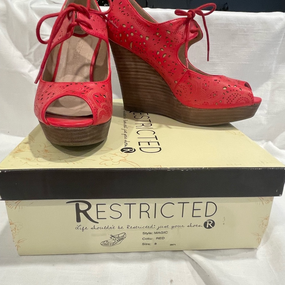 Red Restricted wedges size 8